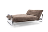 Lomira 140 Sofa Bed Quiltus v tkanini 411 Esina Cedar Brown kot počivalnik z nastavljivim naslonom