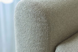 Bližnji posnetek zaobljenega rokonaslona Rund v tkanini Boucle 539 Beige