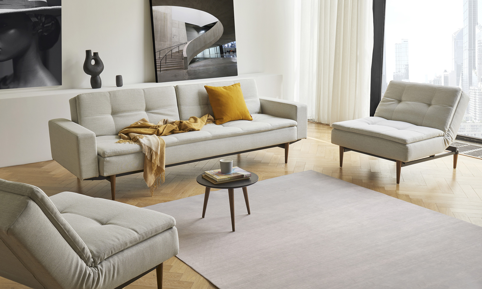 Dublexo Styletto Sofa Bed Arms Raztegljiv kavč Dublexo Styletto z lesenimi nogami in rokonasloni