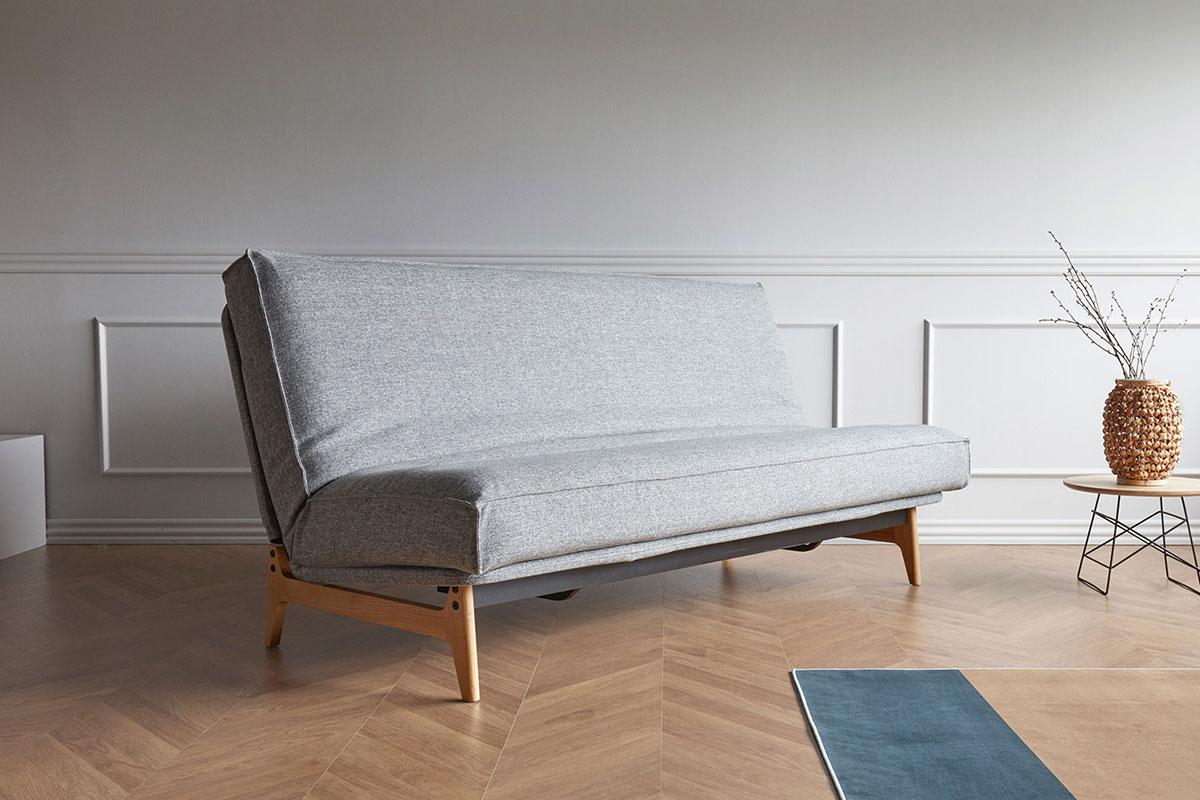 Aslak 120 Sofa Bed kot eleganten danski multifunkcijski kavč z masivnimi hrastovimi nogami