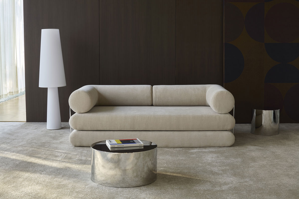 Circlus Daybed z L-nasloni kot eleganten danski kavč v sodobnem interierju