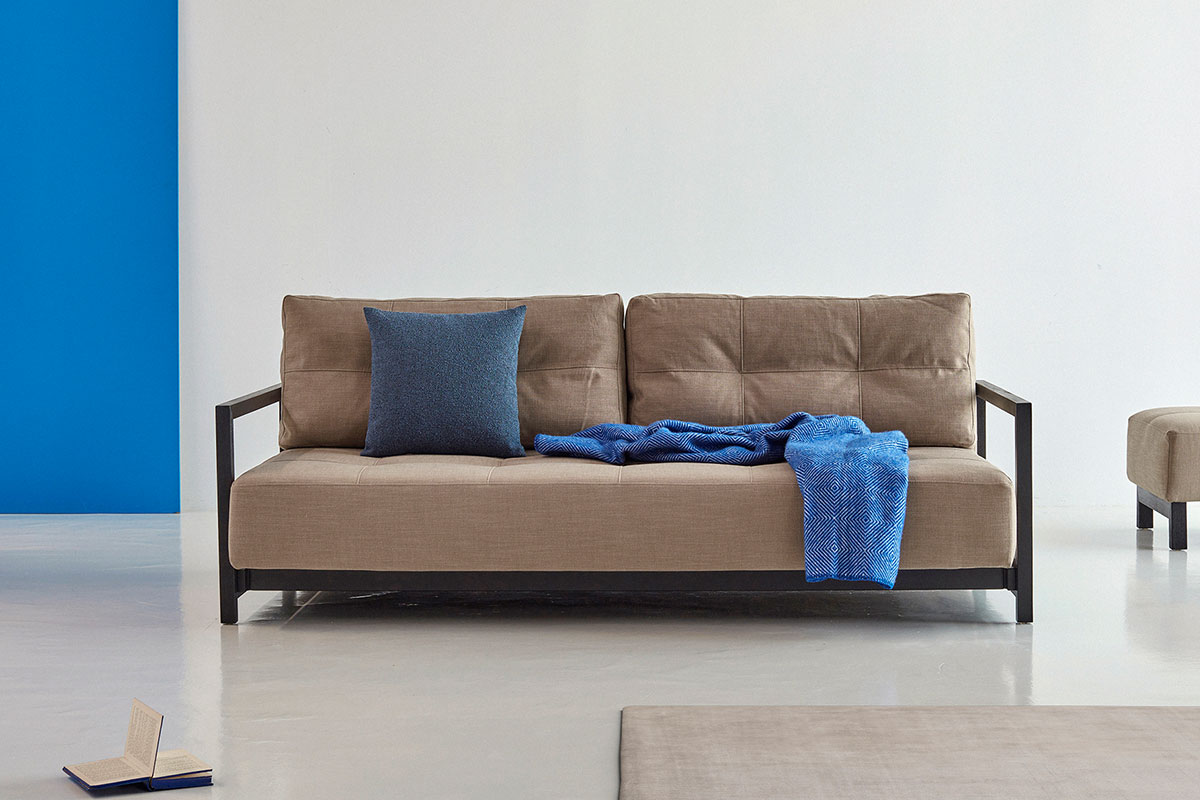 Bifrost raztegljiv kavč z rokonasloni iz temnega lesa in prešitim sedežem