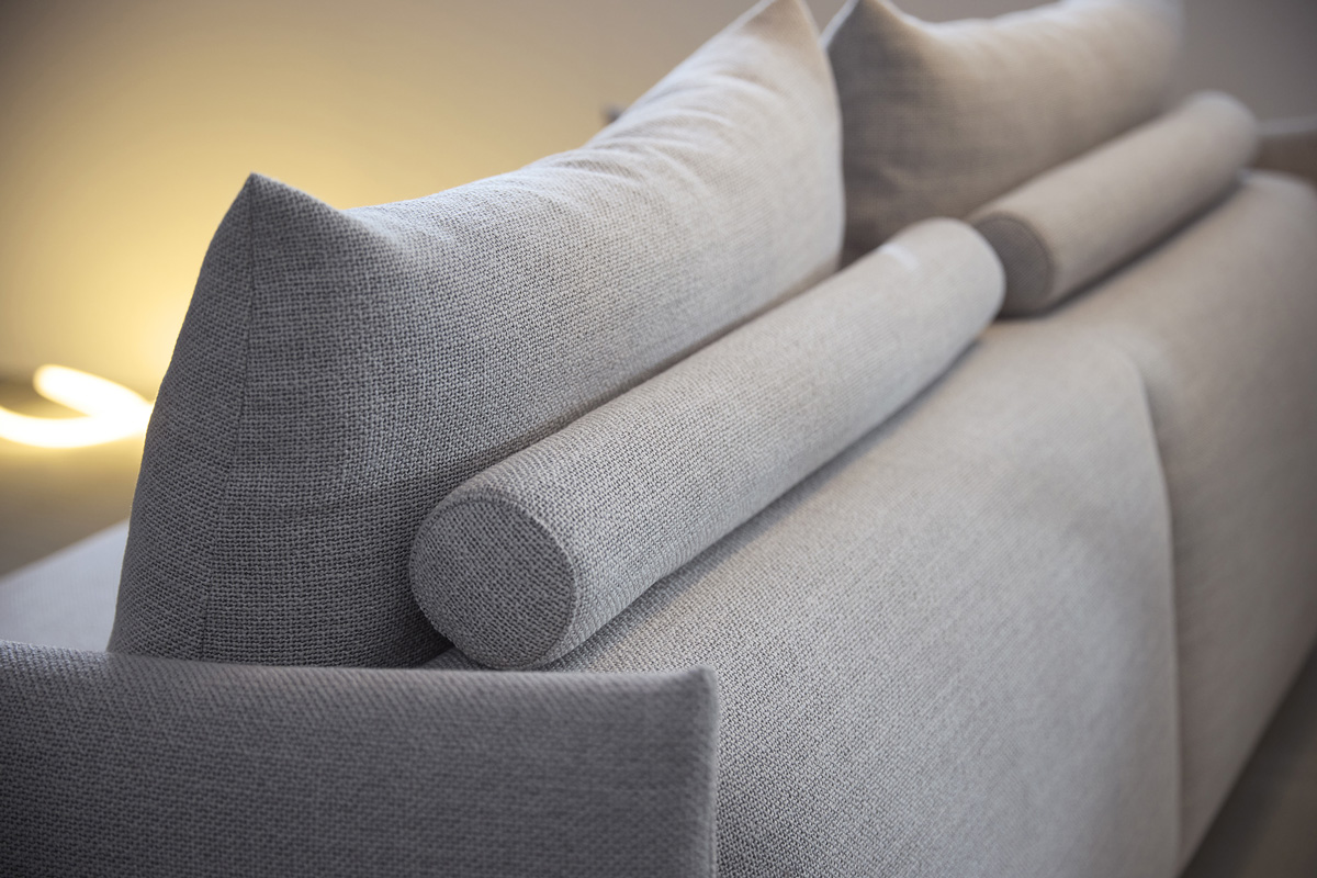 Malloy Sofa Bed detajl voluminoznih blazin in vratnih valjev