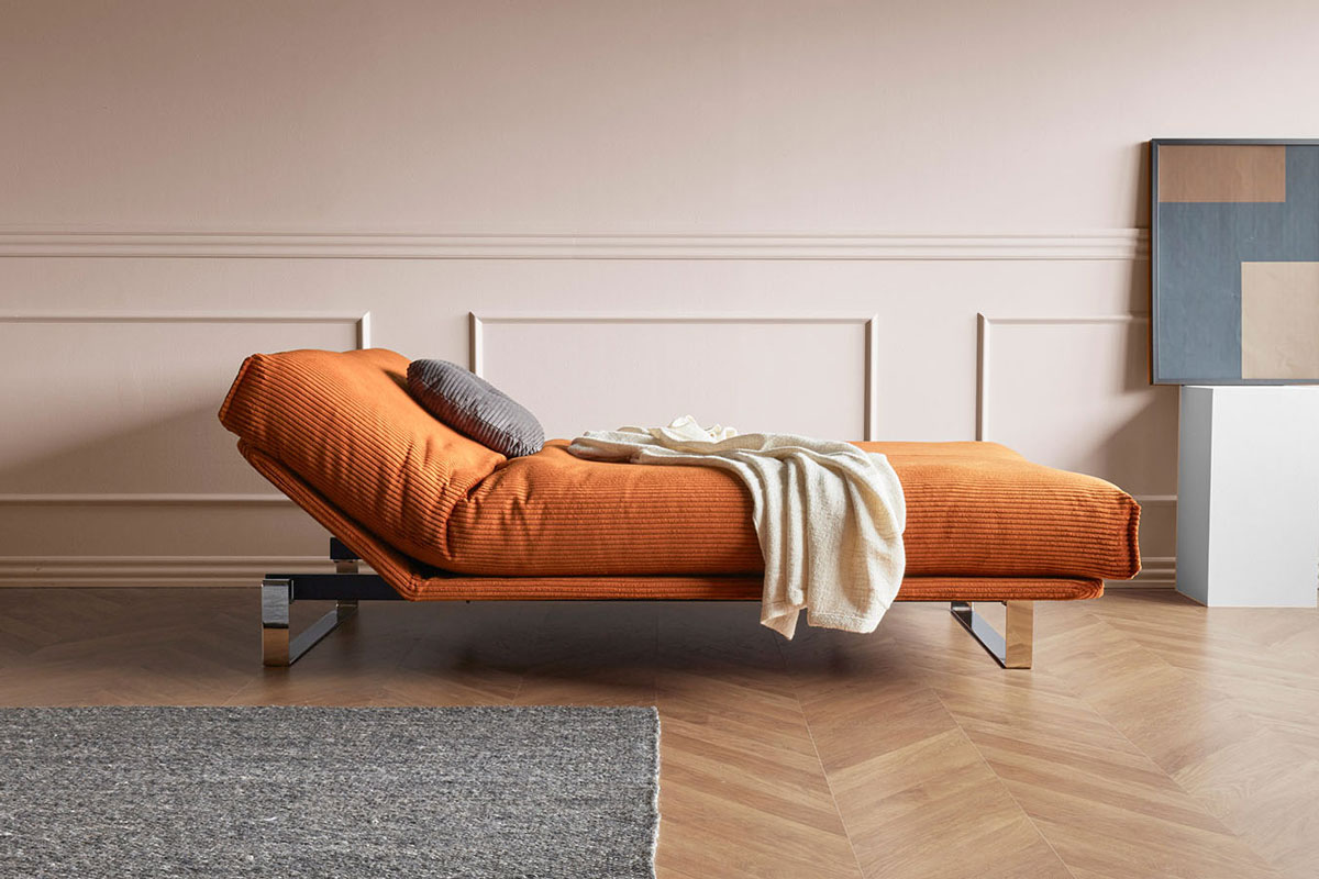 Minimum Sofa Bed kot minimalističen raztegljiv kavč v oranžni tkanini