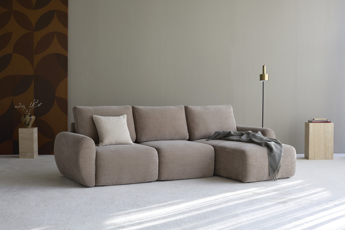 Norum Sofa Bed z ležalnikom in Curve rokonasloni kot eleganten lounge kavč v sodobnem interierju