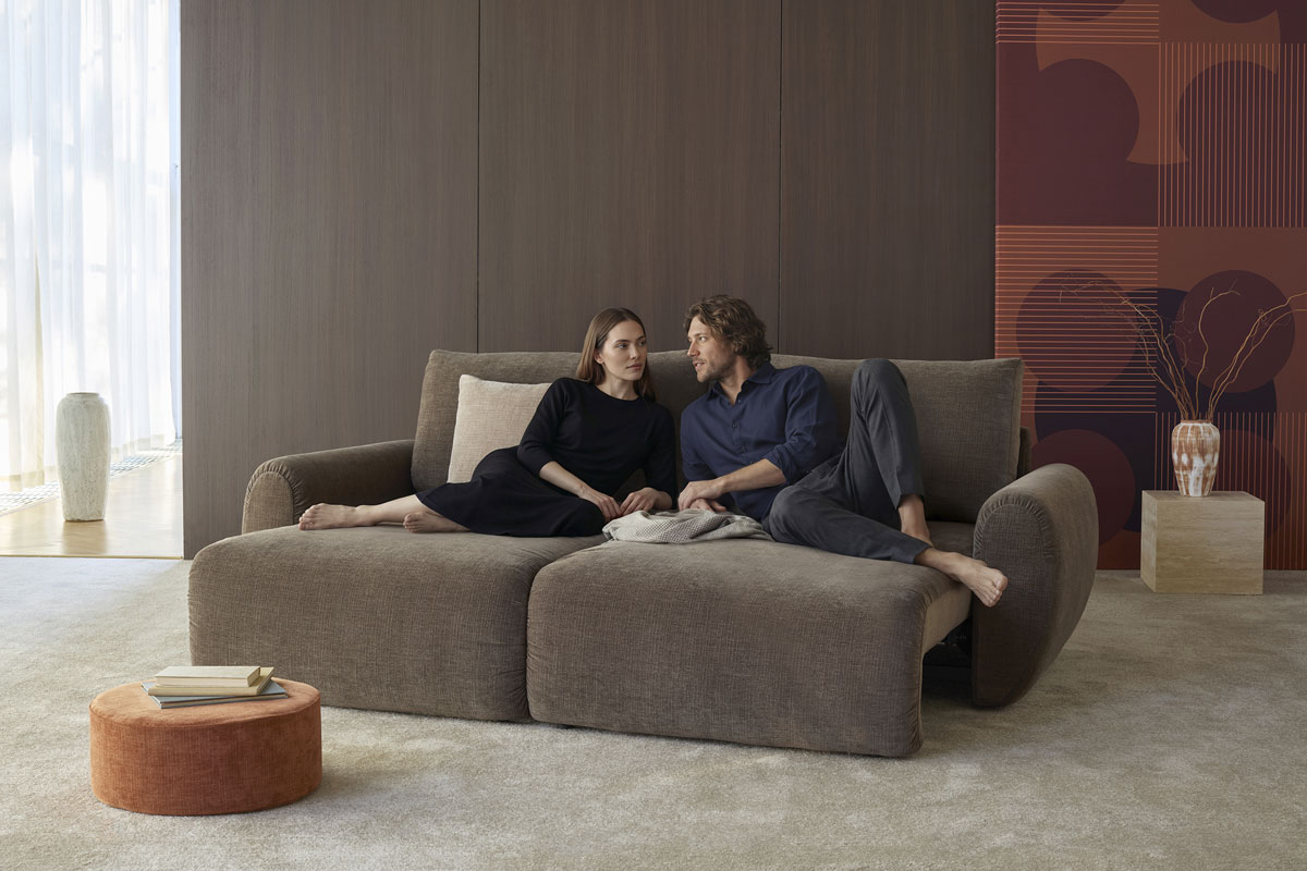 Norum Sofa Bed s Curve rokonasloni raztegnjen v ležišče 145x200 cm