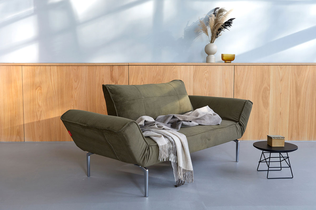 Zeal Daybed kot kavč z obema dvignjenima rokonasloma v sodobnem interierju