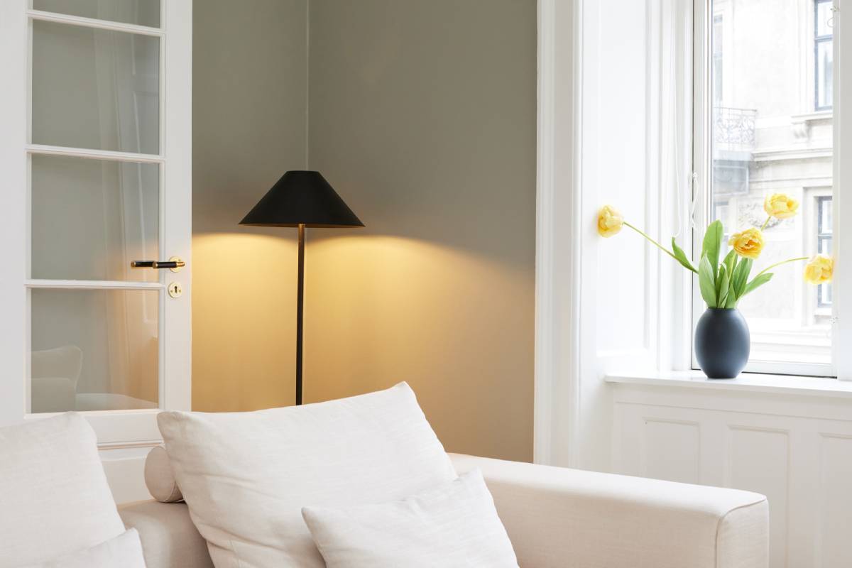 Halo Design HYGGE talna svetilka v ambientnem prostoru