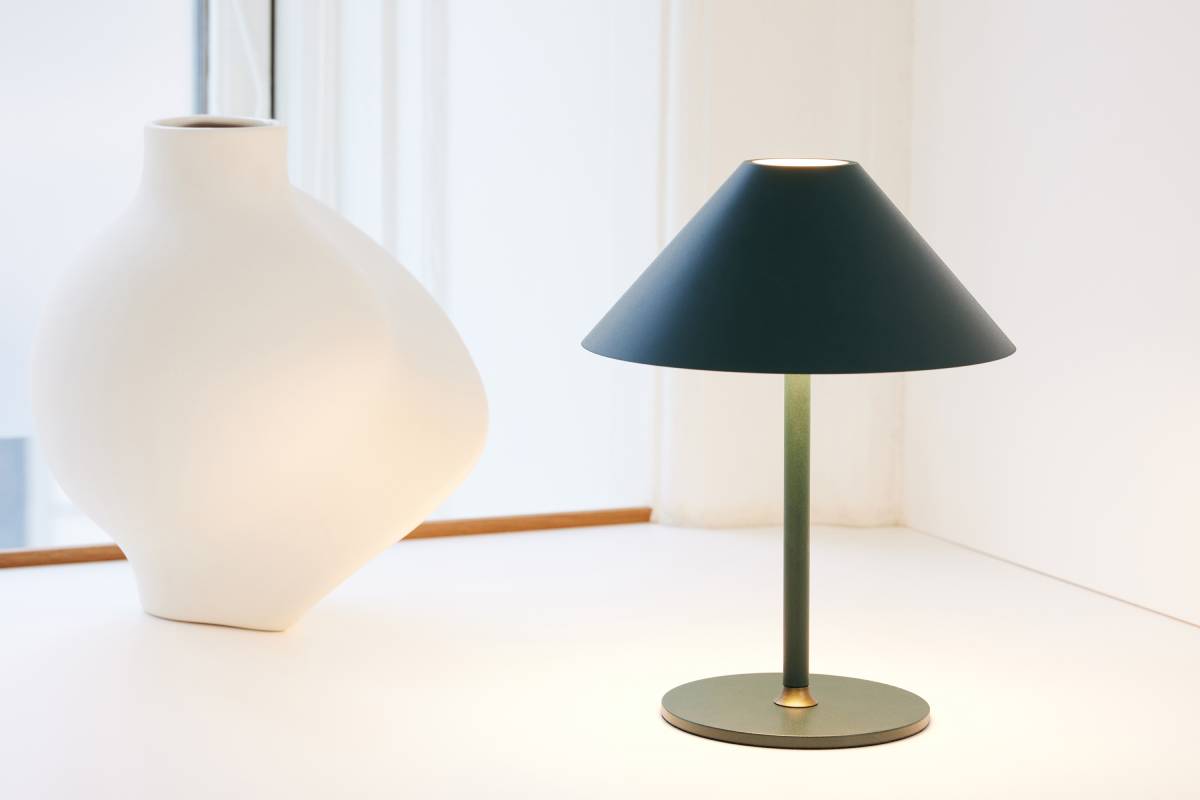 Halo Design Hygge Ø19 prenosna namizna svetilka v ambientnem prostoru