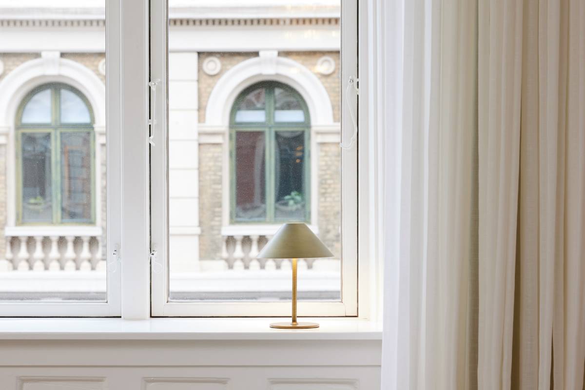 Hygge Ø19 prenosna namizna svetilka na mizi v dnevni sobi