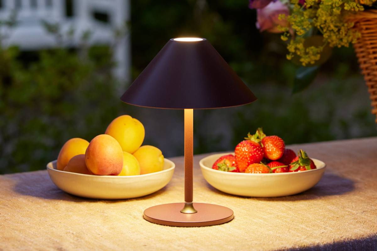 Halo Design Hygge Ø15 prenosna namizna svetilka v ambientnem prostoru