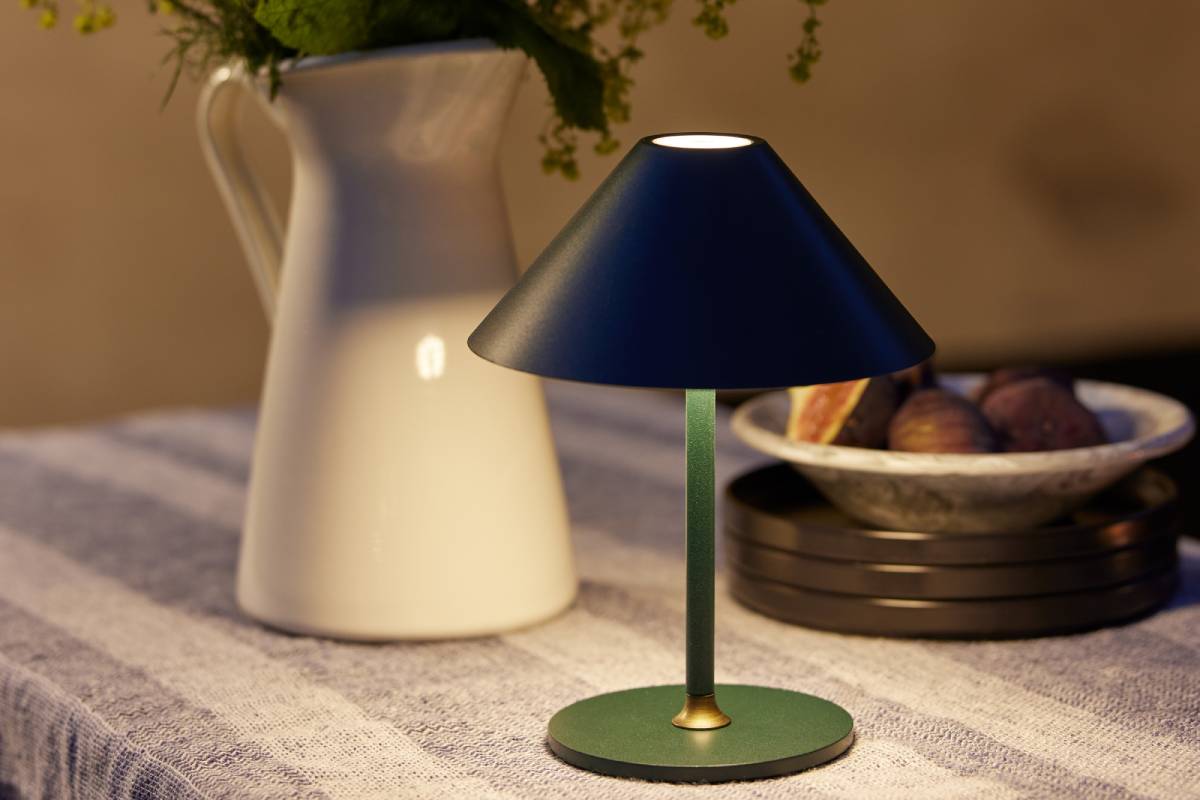 Hygge Ø15 prenosna namizna svetilka na mizi v dnevni sobi