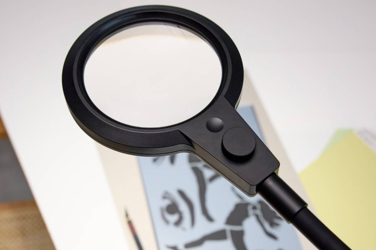 Magni Charge Superflex prenosna namizna svetilka z lupo v prostoru