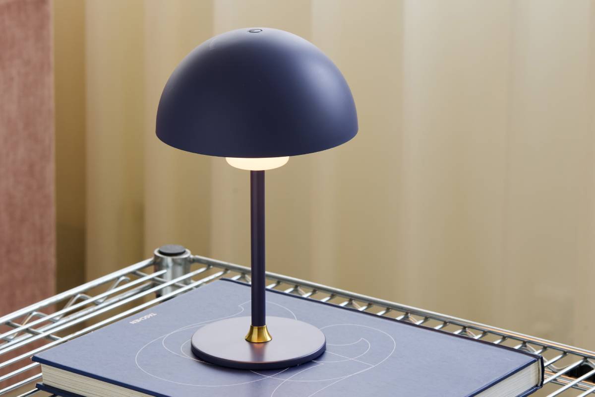 Halo Design Moon Light prenosna namizna svetilka v ambientnem prostoru