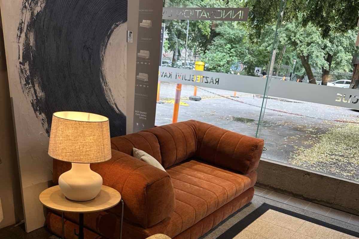 Mia s senčnikom Basic Flat 42 Natural v spalnici